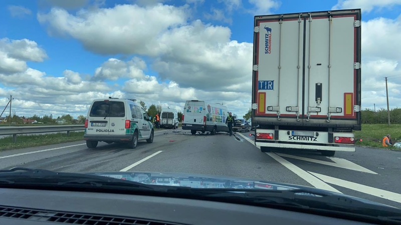 Avarija prie Mastaičių: suknežinti keturi automobiliai, vienas jų skriejo į griovį