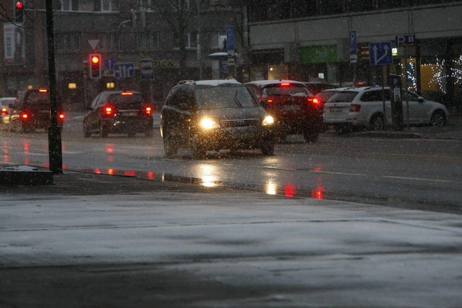 Vairuotojai Kaune, dėmesio: eismo sąlygos naktį – sudėtingos