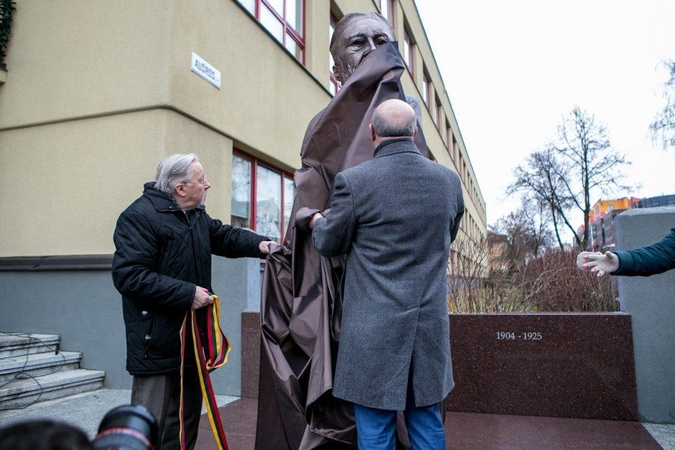 Kaune atidengtas paminklas kalbininkui J. Jablonskiui