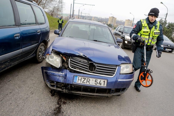 Kalniečiuose – trijų automobilių avarija, nukentėjo du žmonės