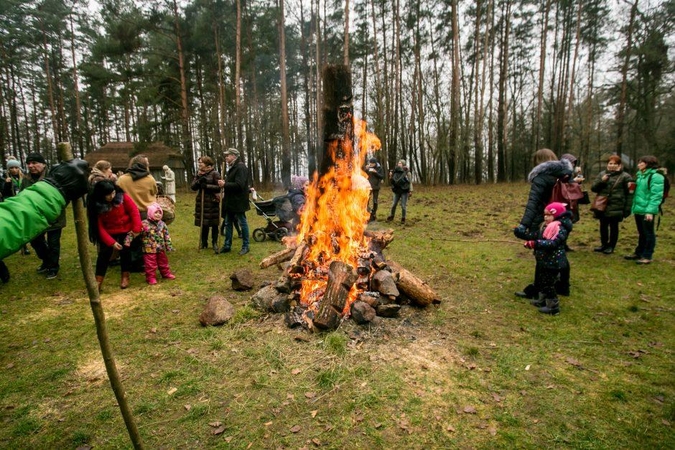 Rumšiškėse sudegino blukį – atsikratė susikaupusių blogybių