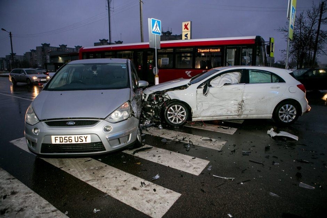 Šilainiuose – trijų automobilių avarija, nukentėjo mažametis