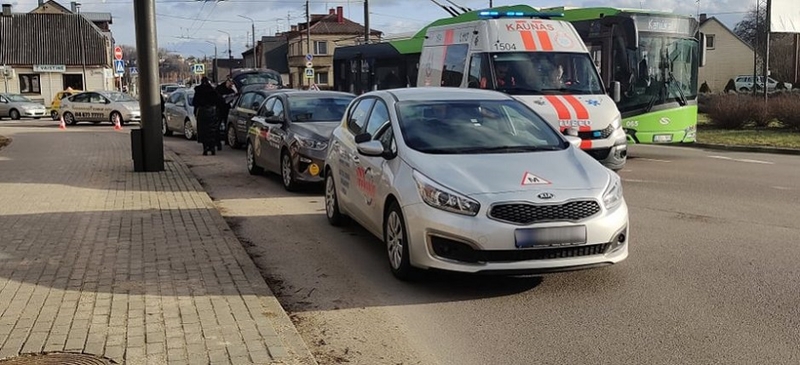 Apie avariją Vilijampolėje: akyse trejinasi, ar susidūrė trys mokomieji automobiliai?