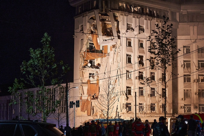 Okupantų raketų išpuolis Dnipre: sužeisti devyni žmonės, tarp jų – vaikai