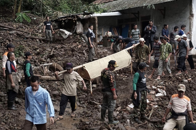 Indoneziją niokoja potvyniai ir žemės nuošliaužos: 19 žmonių žuvo 