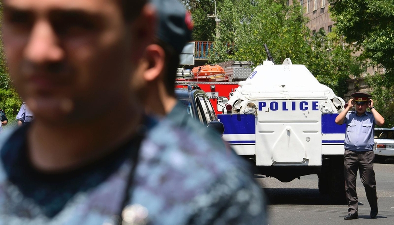 Armėnijoje trečią dieną tęsiasi įkaitų krizė 