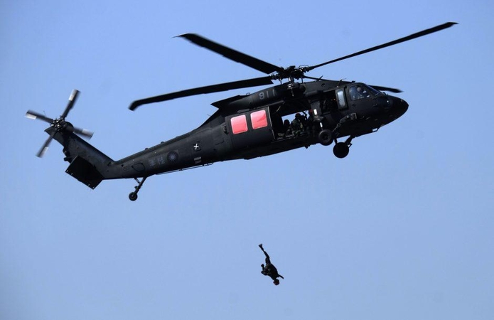 JAV ambasadorius tikisi greitų sprendimų dėl sraigtasparnių „Black Hawk“