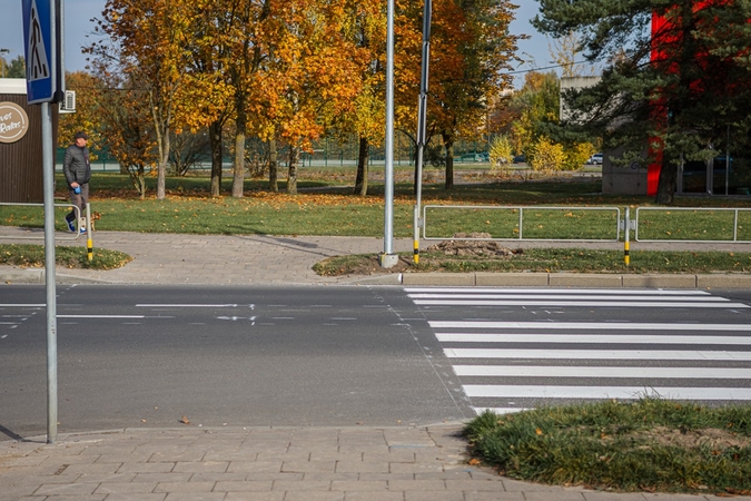 Panevėžiečiai stebisi: gatvėje pažymėta perėja veda į niekur