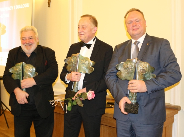 Įvertinimas: iškilmėse buvo pagerbti aktyvūs kaimynių šalių santykių puoselėtojai – (iš kairės) istorikas A.Bumblauskas, poetas K.Platelis ir AB „Kauno tiltai“ valdybos pirmininkas A.Rusevičius.