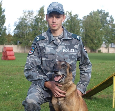 Marius Mižutavičius ir tarnybinis šuo Bondas