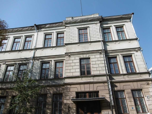 Architektūra: Inžinierių valdybos rūmai statyti pagal tipinį projektą, kuriam nusižengus pastatas išaugo vienu aukštu.