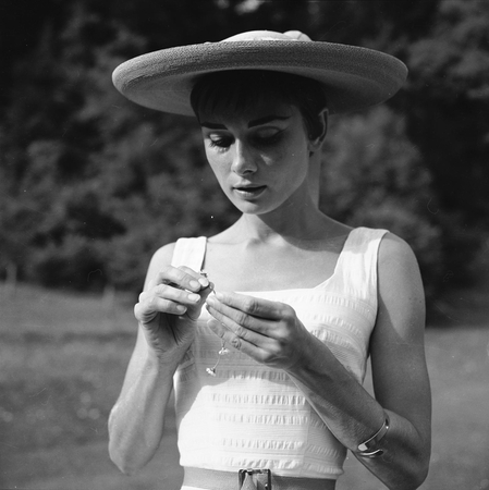  Pavyzdys: po filmo "Sabrina", kuriame pagrindinį vaidmenį atlikusi A.Hepburn dėvėjo Hubert'o de Givenchy rūbus, išpopuliarėjo ir aktorės suknelių silueatai, ir pats dizaineris.