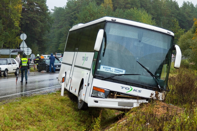 Kačerginėje – autobuso ir dviejų lengvųjų automobilių avarija: viena vairuotoja girta