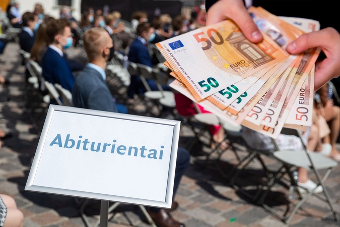Už karčias mokslo šaknis atlygis – net labai saldus: kokias sumas gauna mokiniai?