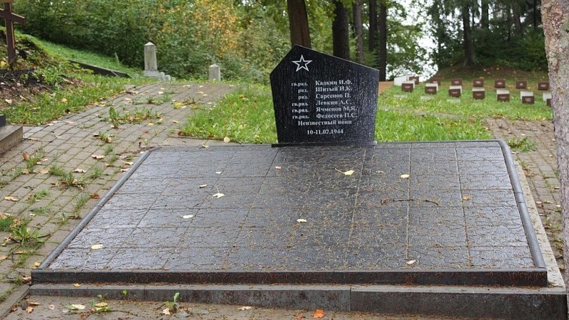 Sovietų karius be leidimų perlaidojusiai organizacijai – tūkstantinė bauda