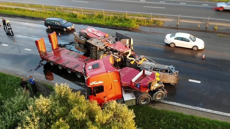 Dėl apvirtusio vilkiko uždaryta kelio A1 atkarpa netoli Kauno