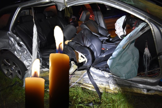 Kelyje Kaunas-Klaipėda žuvo dvidešimtmetis: jo BMW rėžėsi į vilkiką 