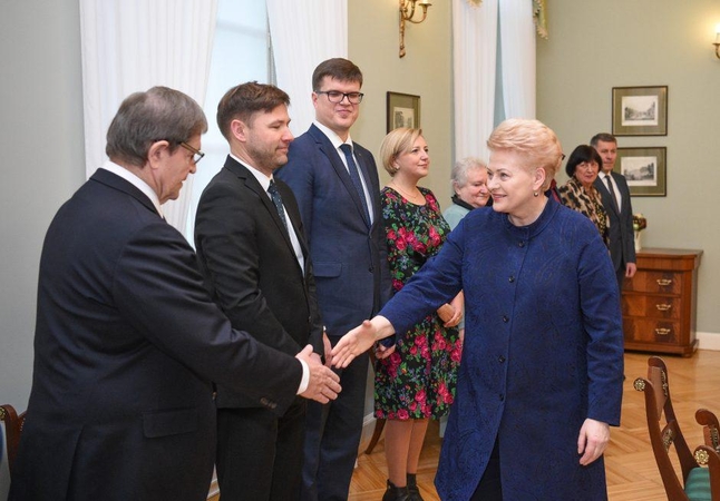 Seimas ėmėsi prezidentės pataisų mokytojų etatiniam apmokėjimui