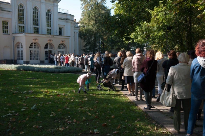 Prie Kauno valstybinio muzikinio teatro nusidriekė eilės