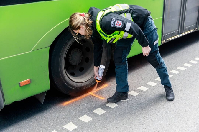 Kaune troleibusas kliudė ir sužalojo ant kelio gulėjusį vyrą  