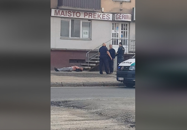 Veiksmas prie gėrimų parduotuvės Kaune: agresyvų pilietį teko tramdyti pareigūnams
