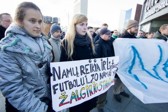Futbolo sirgaliai reikalauja atstatyti „Žalgirio“ stadioną