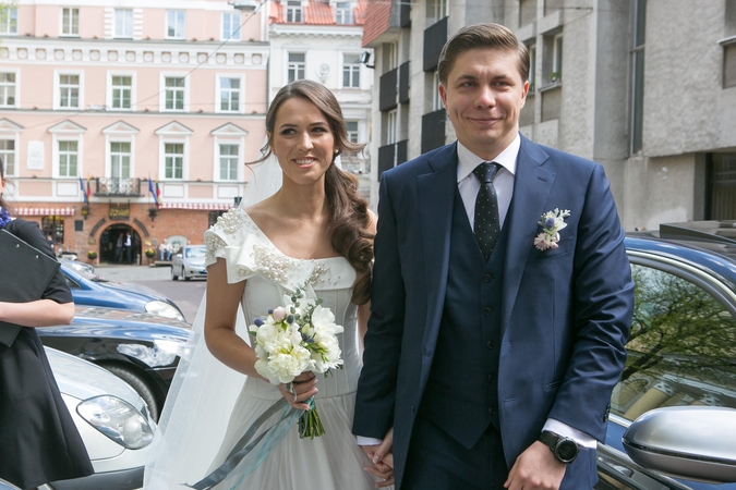Aukso žiedus sumainė ūkio ministras M. Sinkevičius ir A. Plūkaitė
