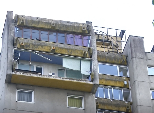 Vilniuje nukrito daugiabučio balkonas: teko evakuoti gyventojus