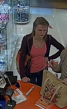 Policija prašo padėti atpažinti telefoną pavogusią moterį