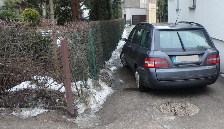 Kaune girto vairuotojo „Fiat“ rėžėsi į tvorą, į medį vėl atsitrenkė patrulių mašina