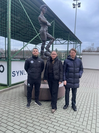 Nuotraukoje: (iš kairės) Arminas Pikelis - vaikų futbolo treneris, Meida Šabūnienė - verslininkė, vaikų futbolo mecenatė (centre), Saulius Narbutas - teisininkas (dešinėje).