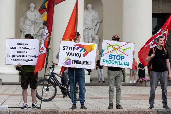 Celofanas ir jo sekėjai pyktį nukreipė į LGBTIQ eitynes: „Pyd****, eikit na****“