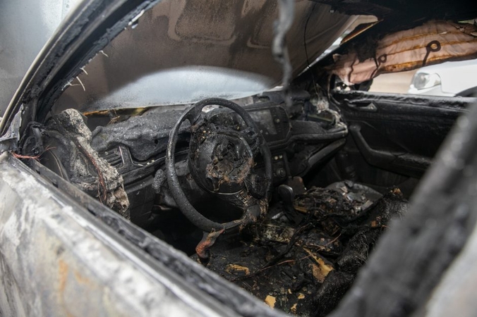 Vidurnaktį Kaune pleškėjo automobilis, įtariamas padegimas