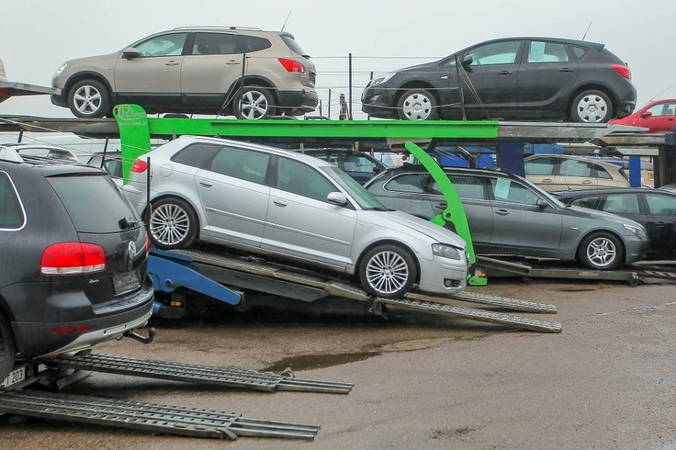Muitinės tarpininkui – teistumas: nelegaliai į Tadžikistaną gabeno automobilius