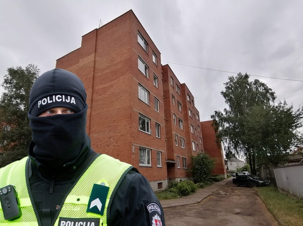 Į karo lauku tapusį Vilijampolės daugiabutį vėl lėkė tarnybos: šturmavo pagarsėjusį butą