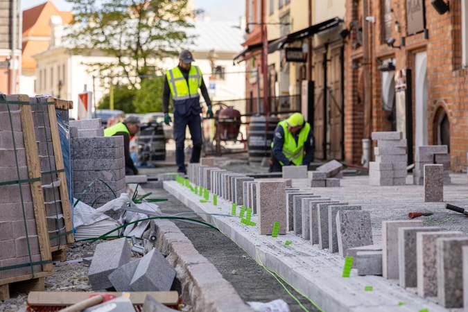 Rotušės aikštėje pradėta kloti granito danga