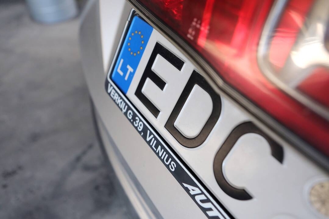 Išskirtinių automobilio numerių norėjusią radviliškietę apgavo sukčius