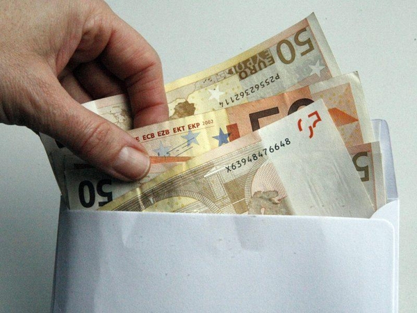 FNTT akiratyje – bendrovė, statybininkams atlyginimus mokėjusi „vokeliuose“