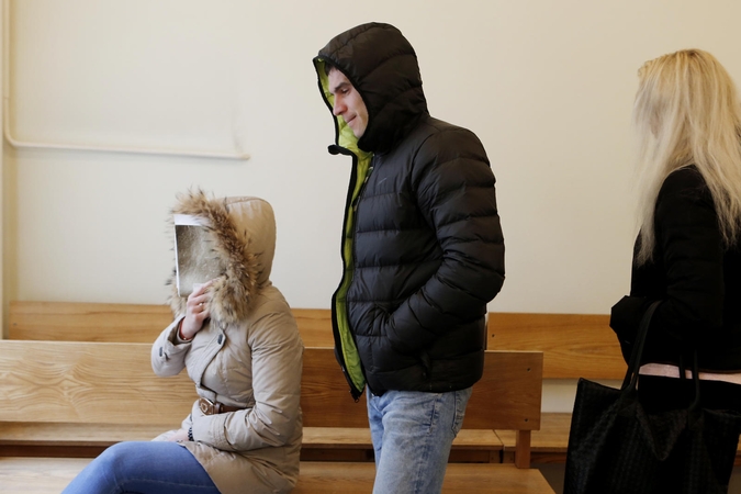 Nesmagu: teismo salėje kaltinamieji slėpė veidus