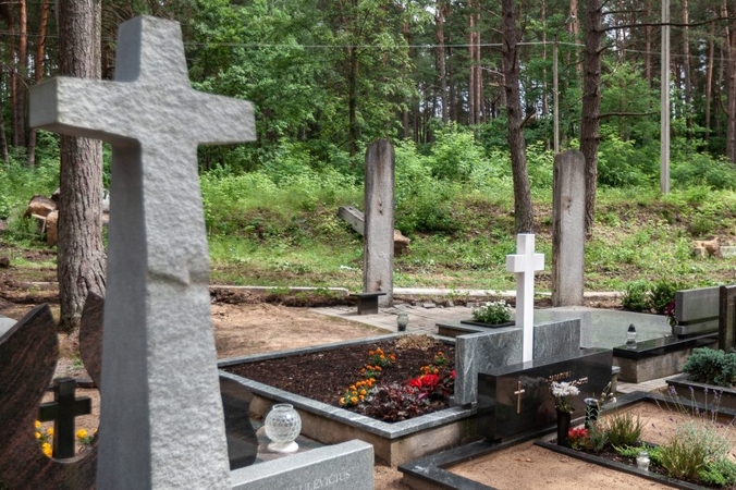 Šalia Petrašiūnų kapinių rastas negyvo vyro yrantis kūnas  