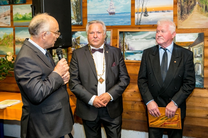 Ceremonija: naujajam prezidentui S.Klimui (centre) regalijas įteikė pirmasis LSB prezidentas A.Jakubaitis (kairėje), sveikino M.Vėlyvis.