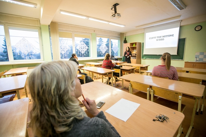 Prie streikuojančių kolegų prisijungė „Rasos“ gimnazija