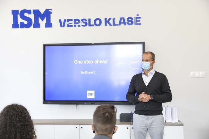 Plačiai: šiais metais ISM „Verslo klasės“ projekte dalyvaujančioms mokykloms ISM siūlys rinktis net iš 30 skirtingų temų, kurias dėstys net 25 ISM dėstytojai bei alumnai. Nuotraukoje – ISM rektorius dr. Dalius Misiūnas.