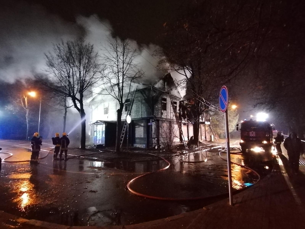 Savanorių prospekte liepsnojęs medinis namas dega ne pirmą kartą
