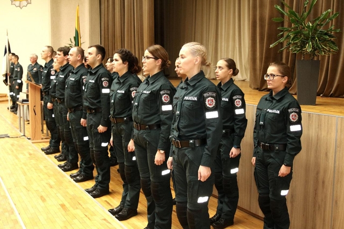 Priesaika: būsimi policijos pareigūnai prisiekė būti ištikimi Lietuvos Respublikai, gerbti ir vykdyti jos Konstituciją ir įstatymus, negailėti jėgų ginant žmogaus teises, laisves, visuomenės ir valstybės interesus.