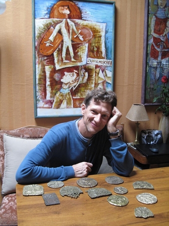 Savitumas: menininkas G.Latakas medalį bando įsukti į poezijos lauką ir niekada nebuvusius nutikimus paversti esančiais kitoje, gretimoje – galimybių būti – erdvėje.