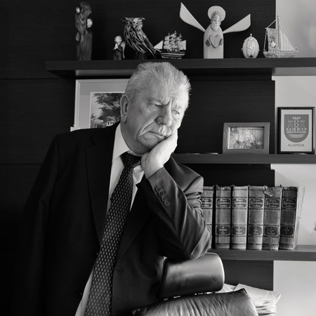 Užgeso rašytojas ir skulptorius J. Šikšnelis