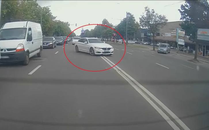 Apie dvigubą ištisinę kirtusį BMW vairuotoją: labiausiai miela, kad posūkį parodė