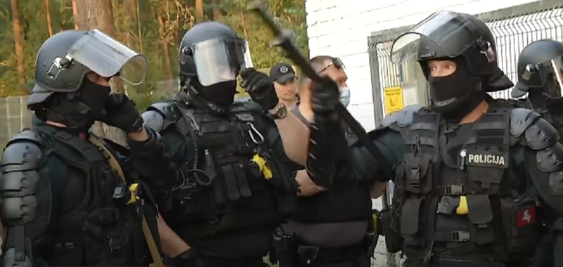 VST vadas: naktį buvo įsiveržta į Rūdninkų poligono teritoriją ir padegtos sunkvežimio padangos