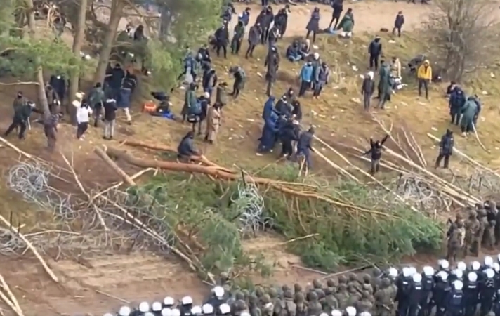 Žiniasklaida: dvi didelės migrantų grupės prasibrovė pro Lenkijos sieną